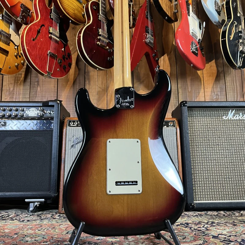 Fender American Deluxe Stratocaster with Maple Fretboard 2002 - Image 2