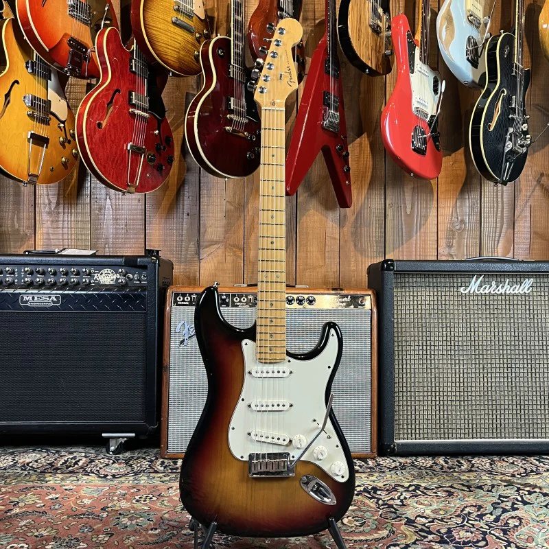 Fender American Deluxe Stratocaster with Maple Fretboard 2002 - Image 3