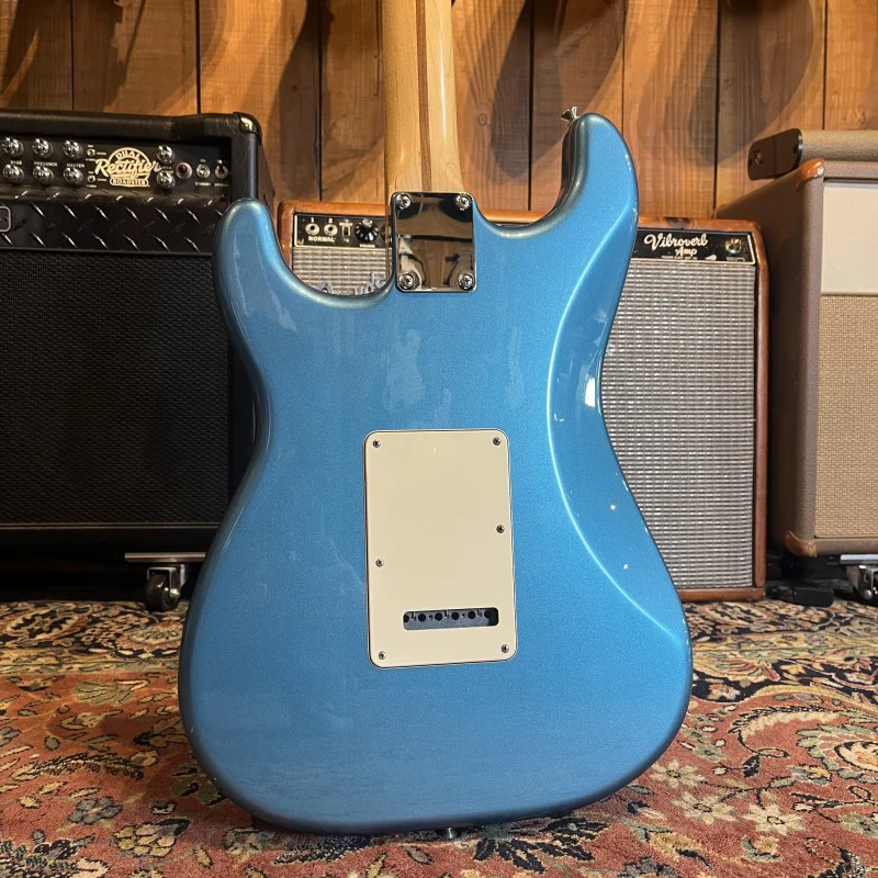 Fender Standard Stratocaster with Maple Fretboard 2014 - Image 2