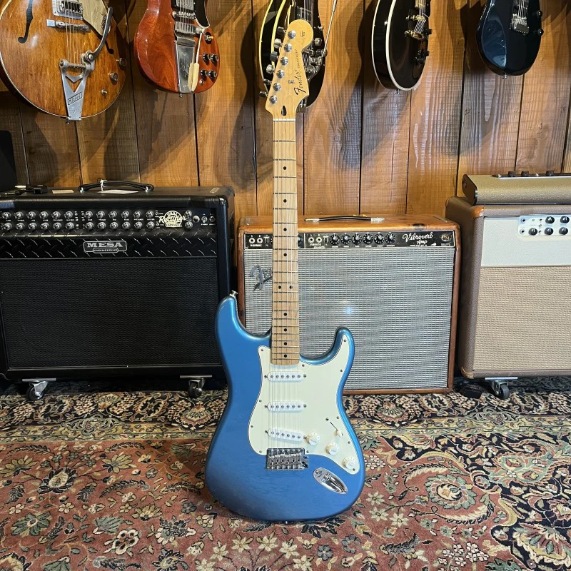 Fender Standard Stratocaster with Maple Fretboard 2014 - Image 3