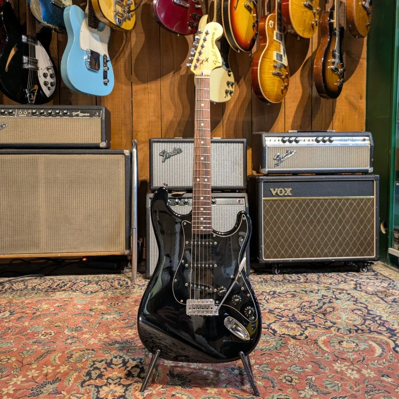 FENDER STRATOCASTER CRAFTED IN JAPAN - 1999-2002 - BLACK - Image 3